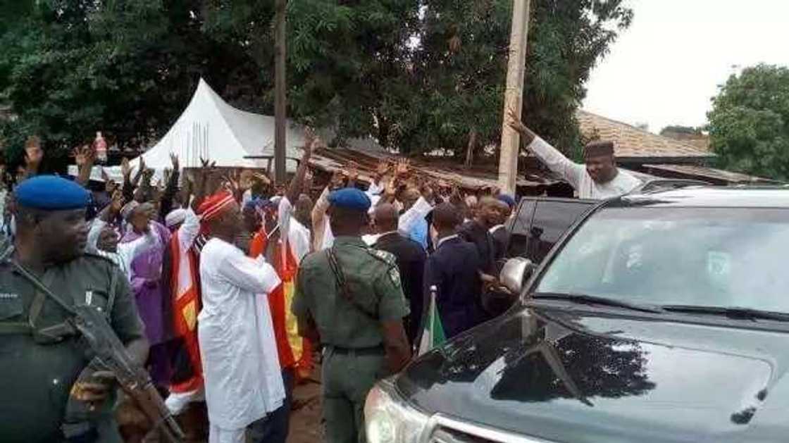 Gwamnan jihar Enugu ya kai ma Musulmai ziyara a Masallaci ya nemi ayi ma Buhari addua Gwamnan jihar Enugu ya kai ma Musulmai ziyara a Masallaci ya nemi ayi ma Buhari addua