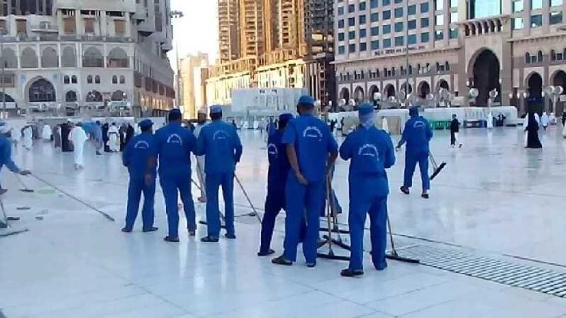 Goron Juma’a: Kalli yadda ake tsaftace masallacin Annabi dake Madina Goron Juma’a: Kalli yadda ake tsaftace masallacin Annabi dake Madina