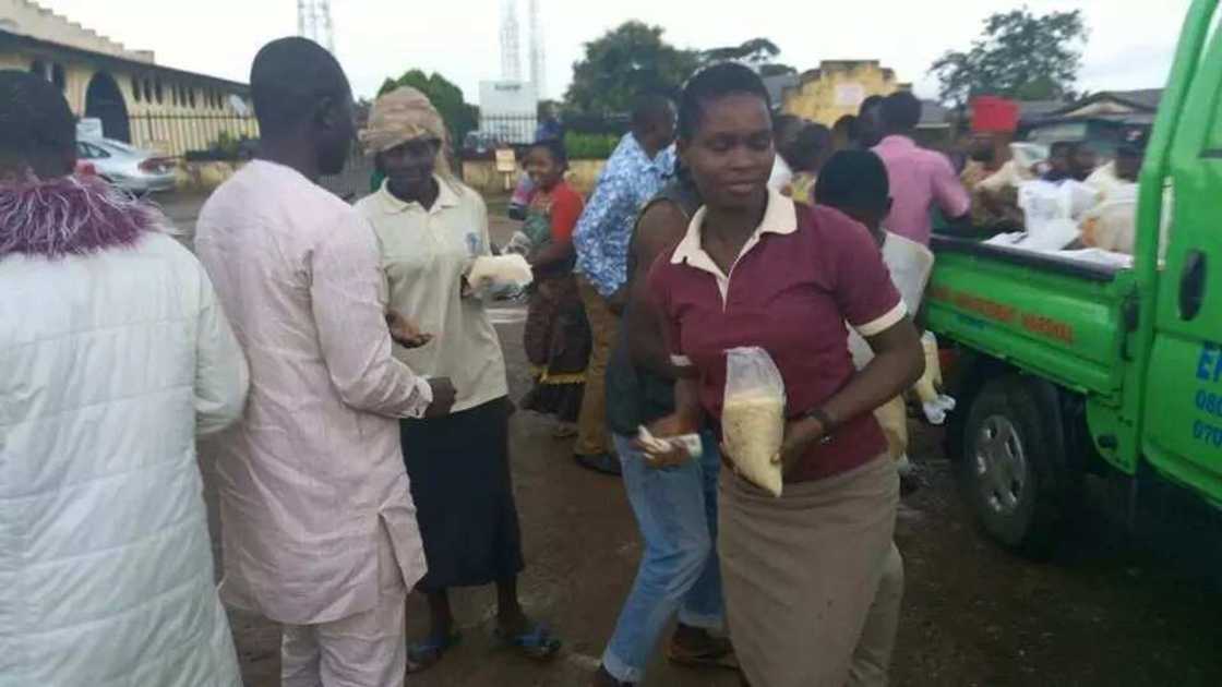 Fayose's aide Sunshine Anifowose leads stomach infrastructure train in Ekiti (photos) Fayose's aide Sunshine Anifowose leads stomach infrastructure train in Ekiti (photos)