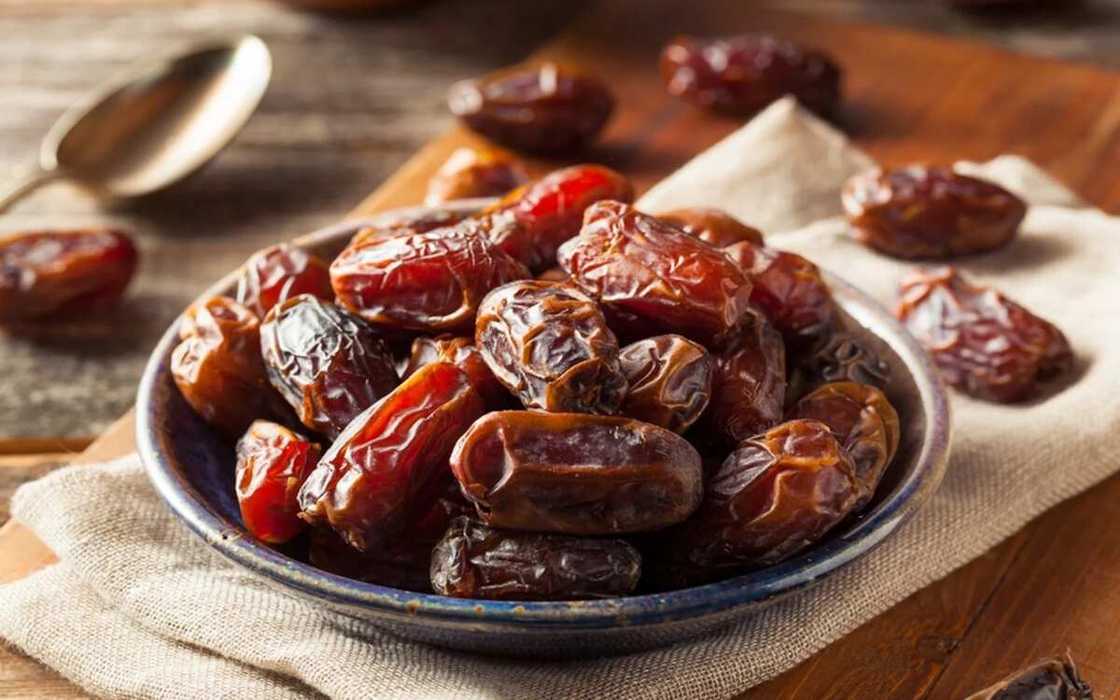 How to eat dates fruit How to eat dates fruit