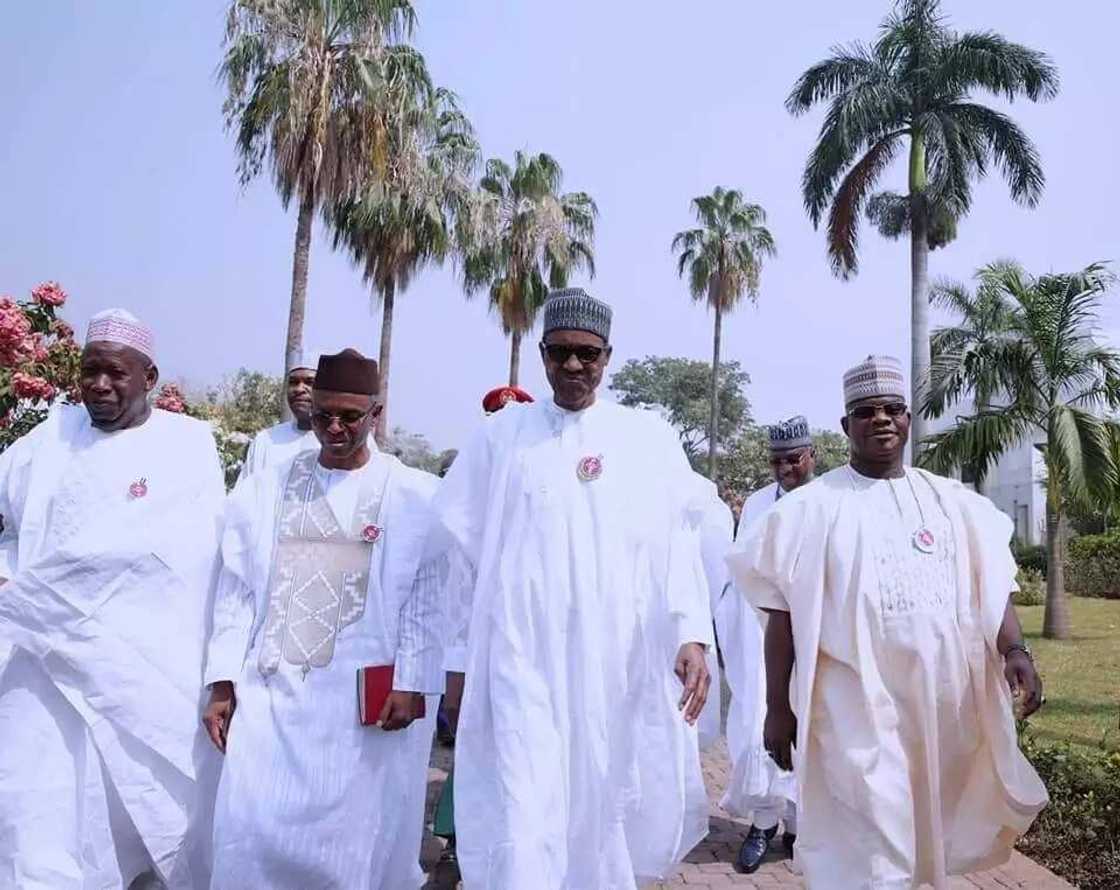 Shugaba Buhari ya halarci Sallar Juma'a tare da gwamnoni Shugaba Buhari ya halarci Sallar Juma'a tare da gwamnoni