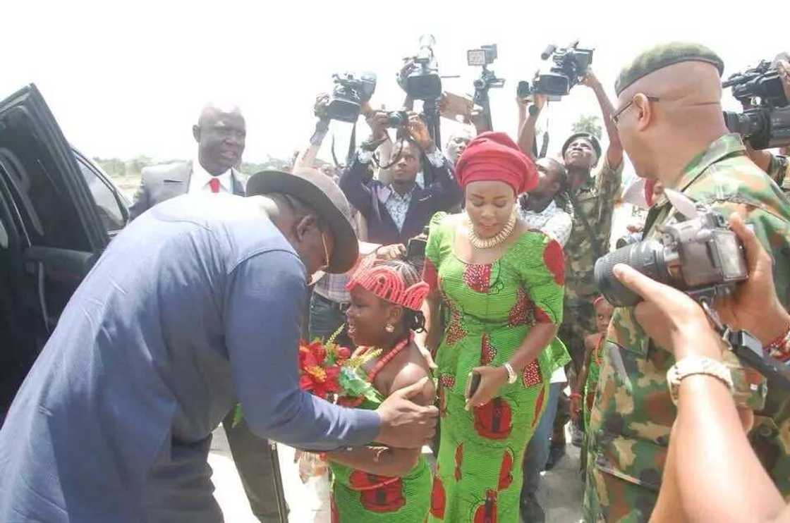 Gwamnan jihar Bayelsa yayin kaddamar da barikin Gwamnan jihar Bayelsa yayin kaddamar da barikin