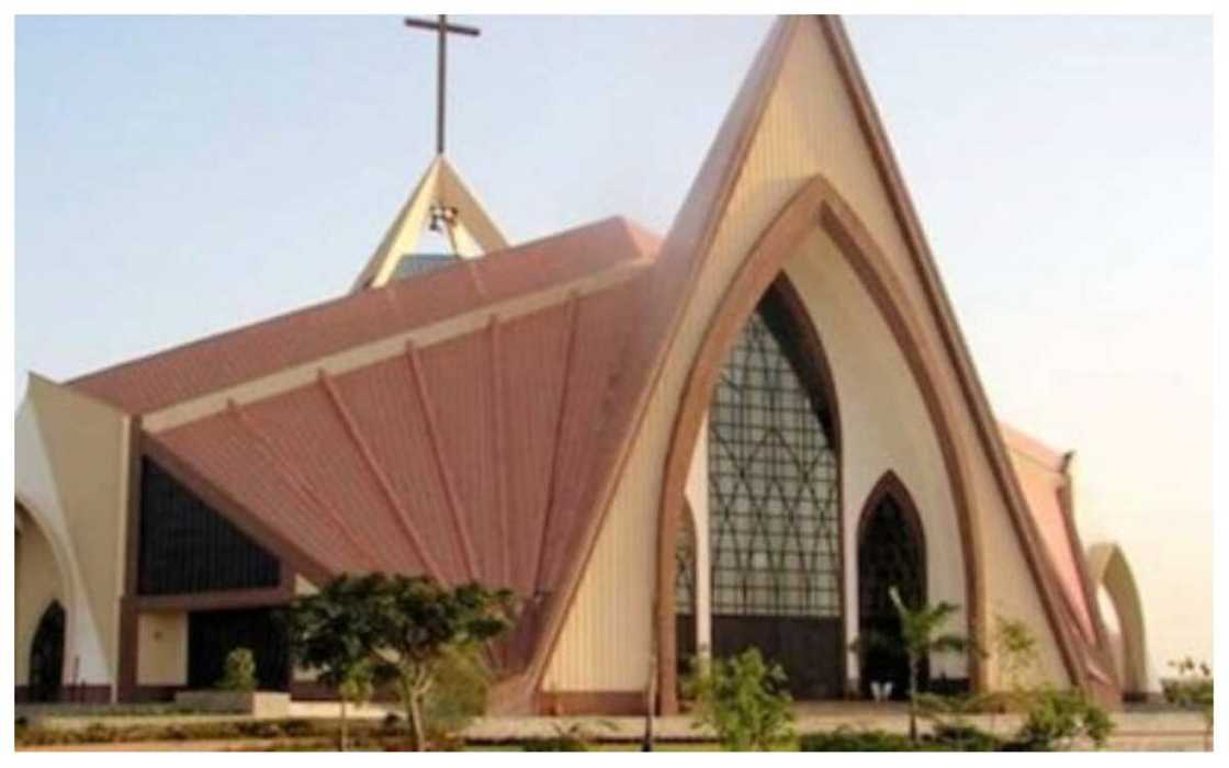 Gwamnatin Tarayya ta yi sammako, ta ruguza coci, lamari ya na neman jawo abin magana Gwamnatin Tarayya ta yi sammako, ta ruguza coci, lamari ya na neman jawo abin magana