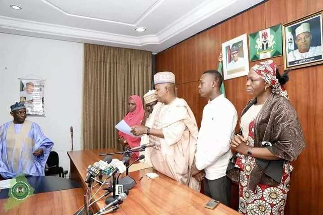 Gwamnan Borno ya kyautata ma dalibi da ya samu maki 364 a JAMB da N5,000,000