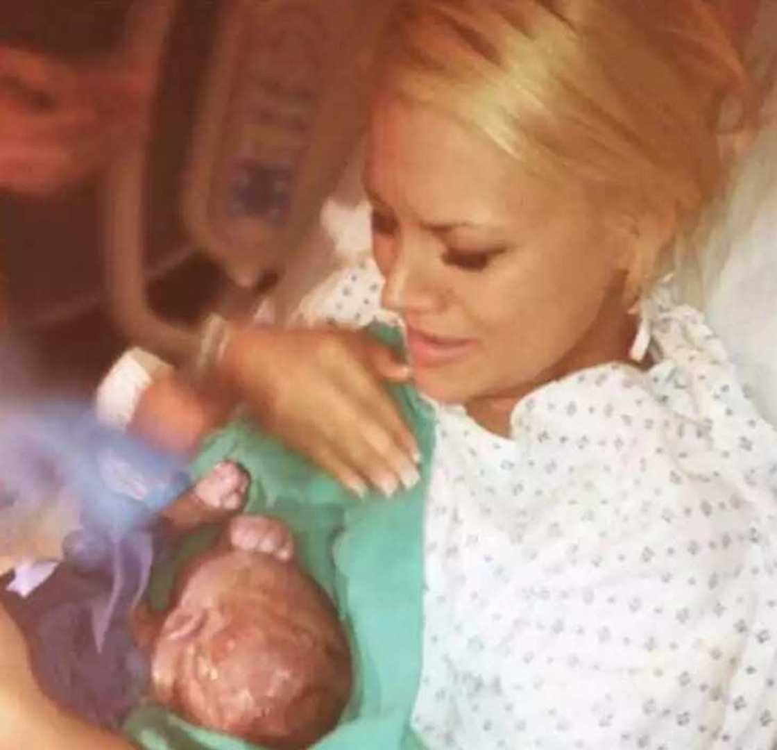 Wata mata taje zubda ciki ammaa canza shawara Wata mata taje zubda ciki ammaa canza shawara