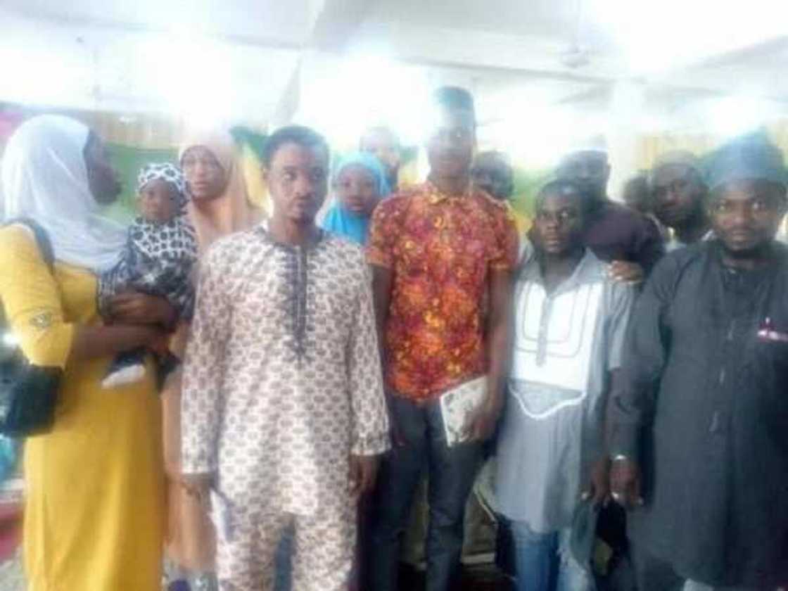 Wasu yan kabilar Igbo 5 sun musulunta (hotuna) Wasu yan kabilar Igbo 5 sun musulunta (hotuna)