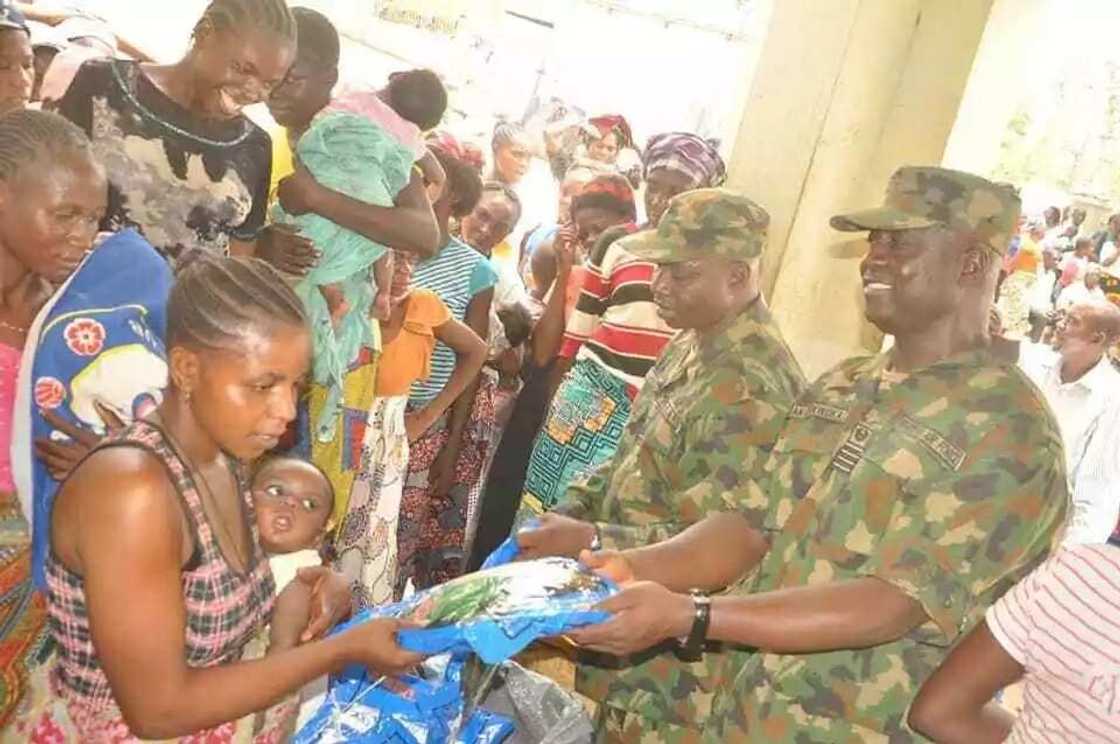 Sojin Saman Najeriya sun fara aikin duba marasa lafiya na kwanki 3 a sansanin 'yan gudun hijira na Benuwai Sojin Saman Najeriya sun fara aikin duba marasa lafiya na kwanki 3 a sansanin 'yan gudun hijira na Benuwai