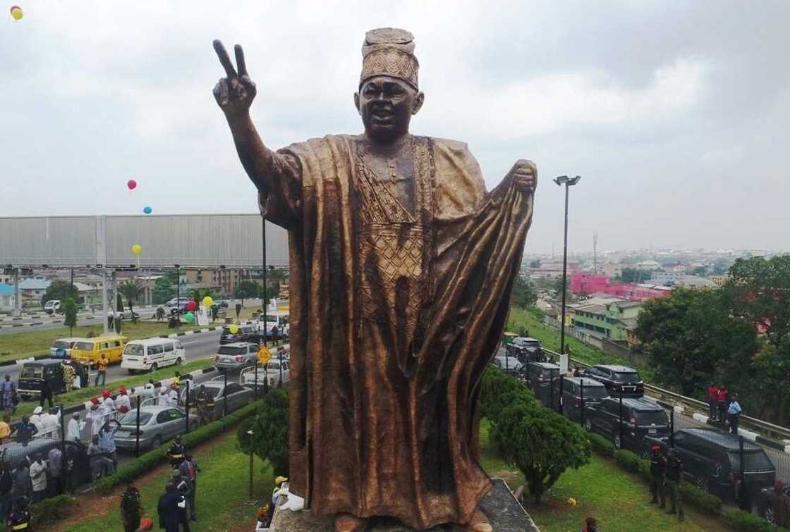 Celebration in Lagos as Ambode unveils massive statue to honour Abiola, family reacts Celebration in Lagos as Ambode unveils massive statue to honour Abiola, family reacts