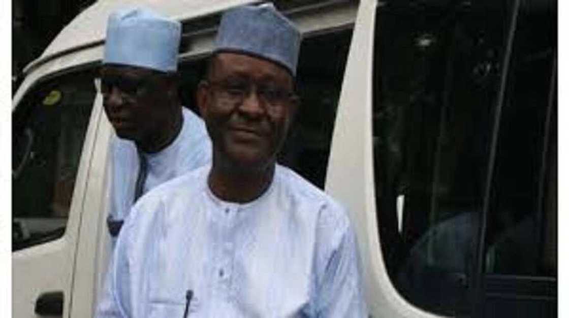 Tsofaffin Gwamnoni 11 da EFCC da sanya a gaba kuma har ta ga bayan wasu Tsofaffin Gwamnoni 11 da EFCC da sanya a gaba kuma har ta ga bayan wasu