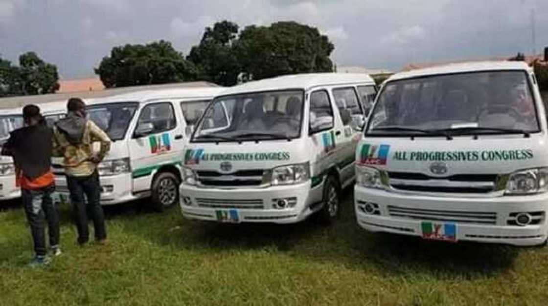 Farin jini daga Allah: Wani dan kudu ya ba Buhari zungura-zungan motocin kamfe 31 kyauta Farin jini daga Allah: Wani dan kudu ya ba Buhari zungura-zungan motocin kamfe 31 kyauta