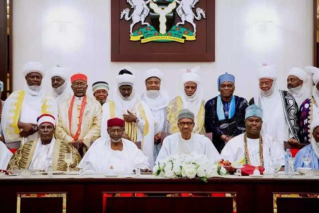 Hotuna: Shugaba Buhari ya sha ruwa da manyan Malamai da sarakuna Hotuna: Shugaba Buhari ya sha ruwa da manyan Malamai da sarakuna