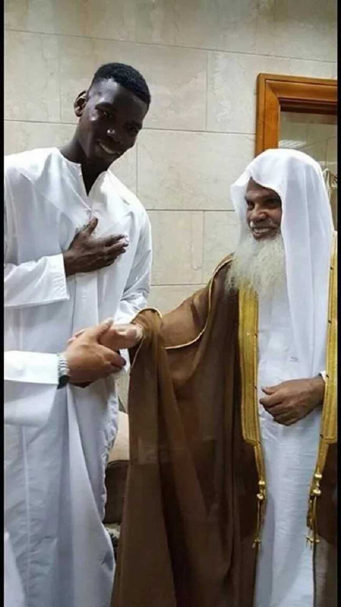 Paul Pogba ya gana da Limamin Masallacin Annabi dake Madina (Hotuna)