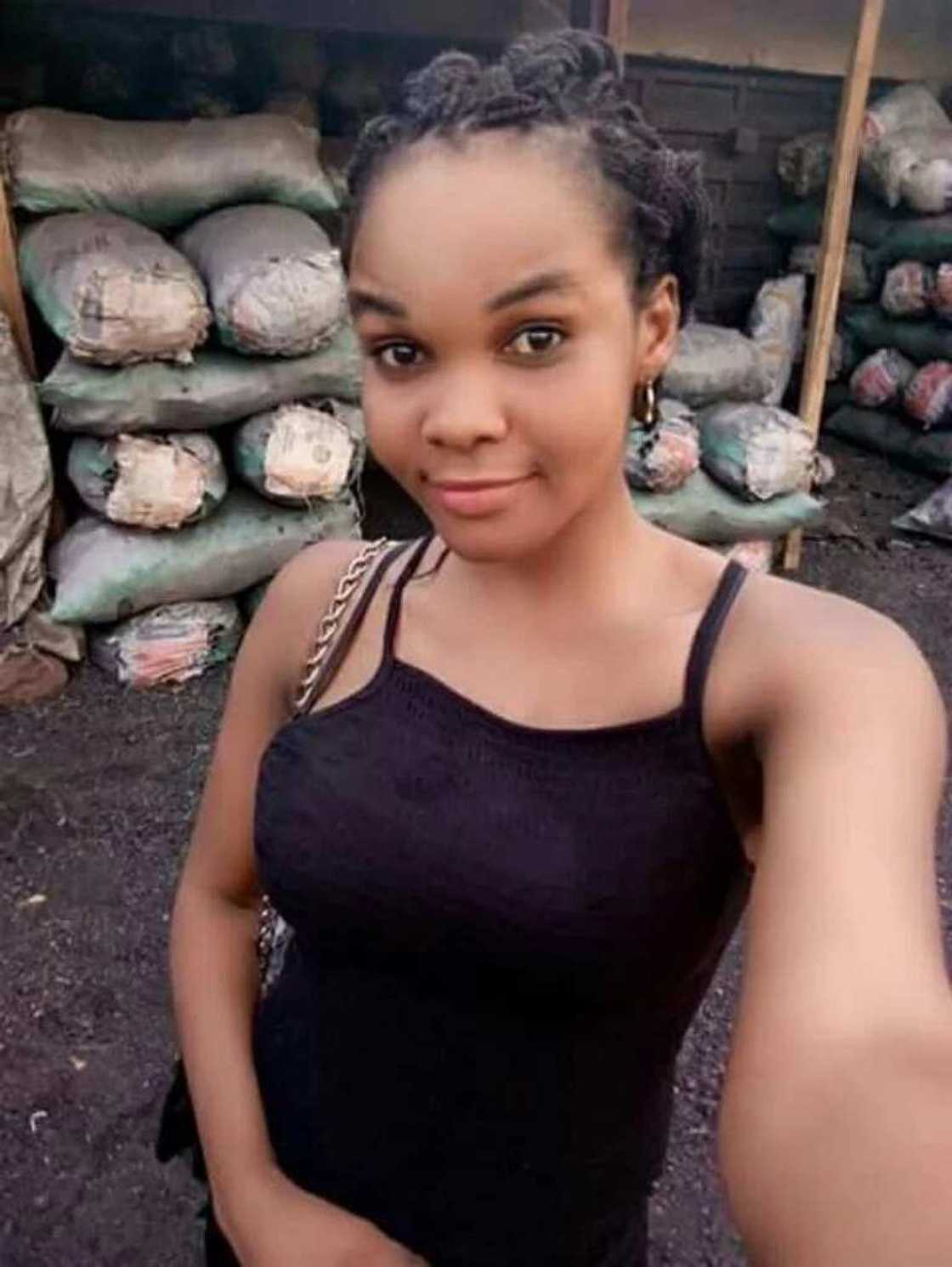 Hotunan kyaukkyawar yarinya mai kwalin digiri ta kama sana'ar sayarda gawayi - Bude kusha kallo Hotunan kyaukkyawar yarinya mai kwalin digiri ta kama sana'ar sayarda gawayi - Bude kusha kallo