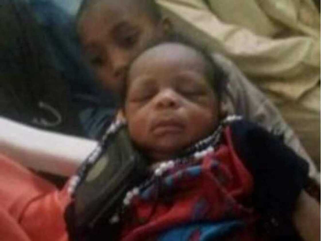 Abin al'ajabi: An haifi wani jinjiri dauke da Kurani da carbi a jihar Bauchi Abin al'ajabi: An haifi wani jinjiri dauke da Kurani da carbi a jihar Bauchi