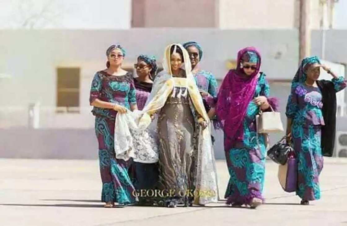 Kunnenka nawa? Karanta yadda aka kwashi Amarya Fatima Ganduje zuwa akin mijinta (Hotuna Kunnenka nawa? Karanta yadda aka kwashi Amarya Fatima Ganduje zuwa akin mijinta (Hotuna