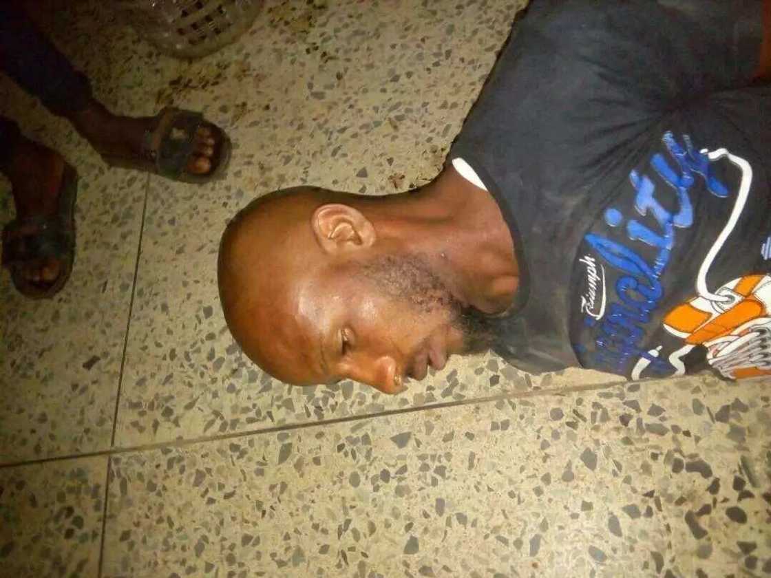 An damke shi bayan ya yi sata a asibiti amma kofa taki budewa An damke shi bayan ya yi sata a asibiti amma kofa taki budewa