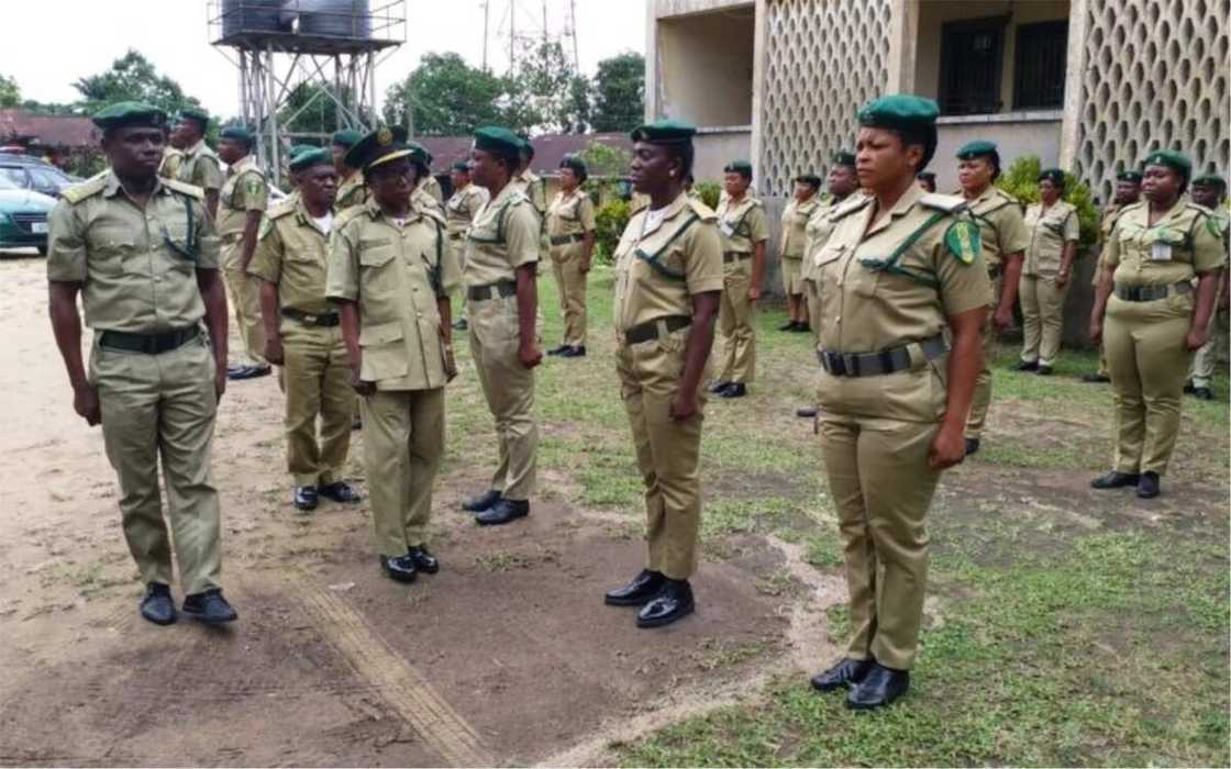 Hukumar NPS ta sallami jami’ai 3 kan safarar wasu haramtattun kayayyaki da ka iya barazana ga tsaro a gidan yari Hukumar NPS ta sallami jami’ai 3 kan safarar wasu haramtattun kayayyaki da ka iya barazana ga tsaro a gidan yari