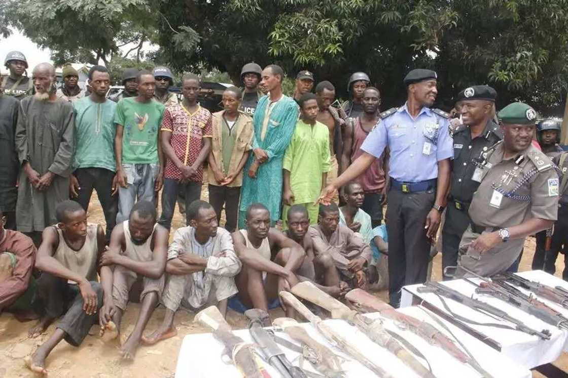 Police arrest 32 suspects for kidnapping at Abuja-Kaduna highway (photos) Police arrest 32 suspects for kidnapping at Abuja-Kaduna highway (photos)