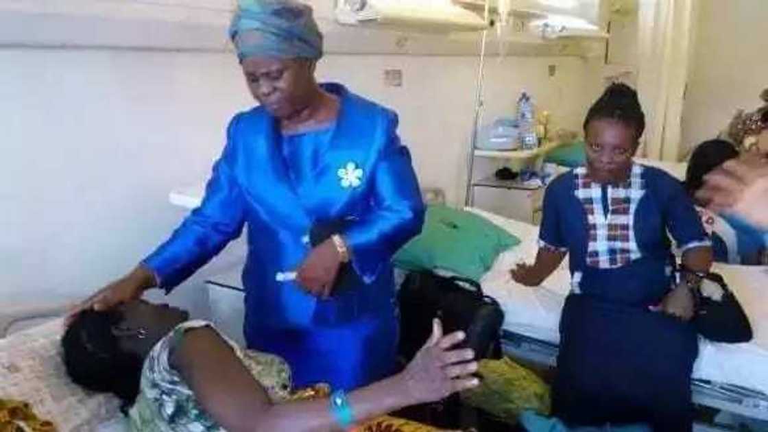 Ta haifi yan uku bayan kwashe shekaru 29 bata haihu ba Ta haifi yan uku bayan kwashe shekaru 29 bata haihu ba