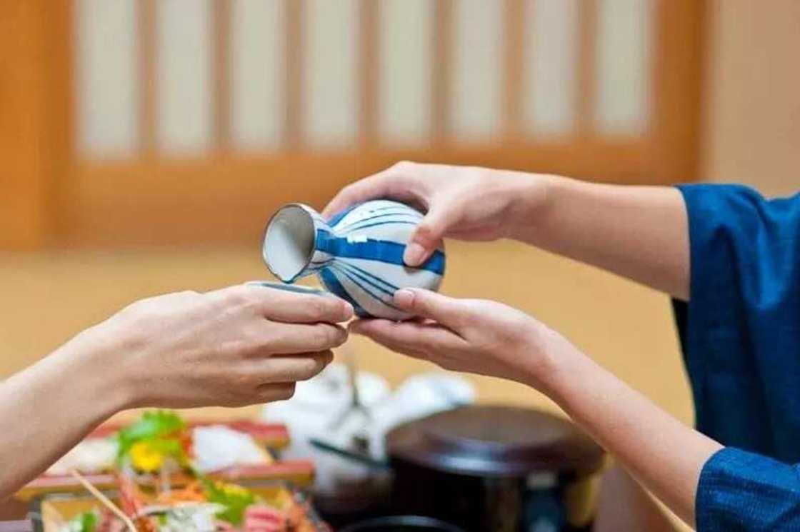 How to use cutlery when eating? How to use cutlery when eating?