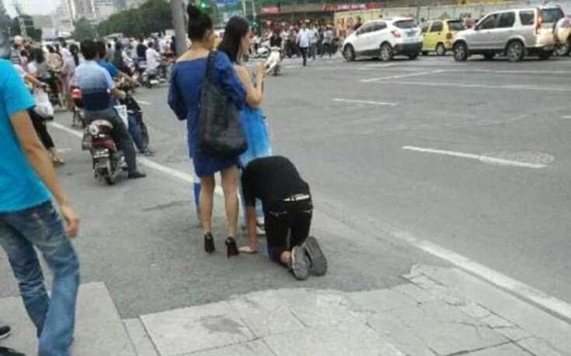 Woman drags man like a dog on the street (photos) Woman drags man like a dog on the street (photos)