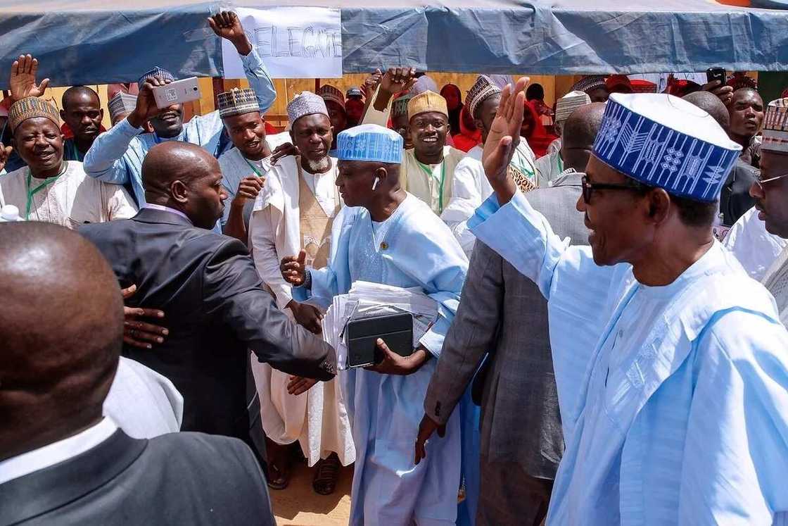 President Buhari arrives polling unit for APC ward congress in Daura President Buhari arrives polling unit for APC ward congress in Daura
