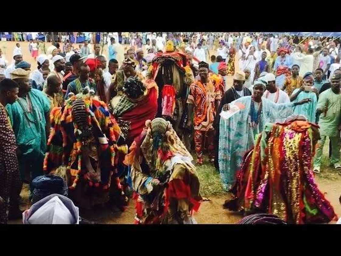 Òkè-Ìlá Òràngún dancing masquerade