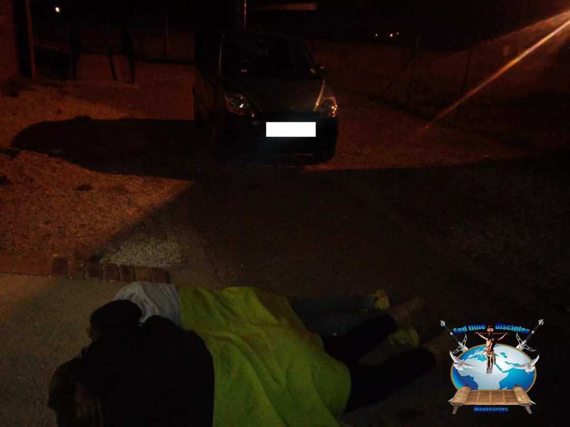 Pastor climbs over his members with car to show God's power Pastor climbs over his members with car to show God's power