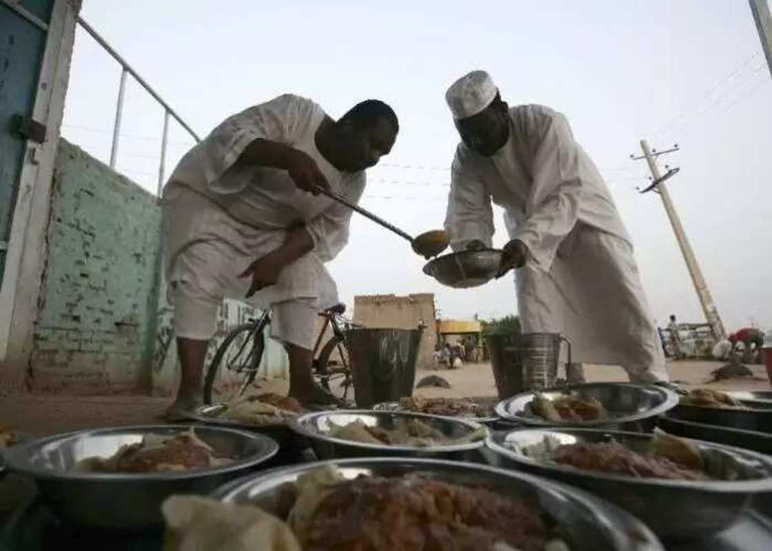 Wata kungiyar addinin musulunci ta ciyar da mutane sama da 15,000 a watan Ramadana Wata kungiyar addinin musulunci ta ciyar da mutane sama da 15,000 a watan Ramadana