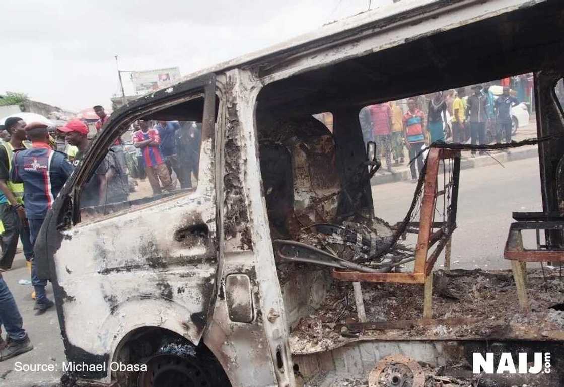 Matar da tace tana kallo 'yan bindiga suka kona mahaifiyarta da 'ya'ya 4 ta rasu