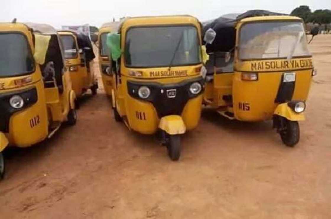 Wani dan majalisa ya raba kaya na kimanin milyan 150 ga al'ummar mazabarsa (Hotuna) Wani dan majalisa ya raba kaya na kimanin milyan 150 ga al'ummar mazabarsa (Hotuna)