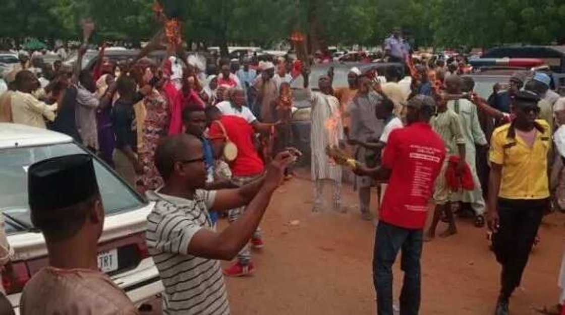 Duba hotunan yadda magoya bayan Tambuwal suka cinnawa tsintsiya wuta a Sokoto