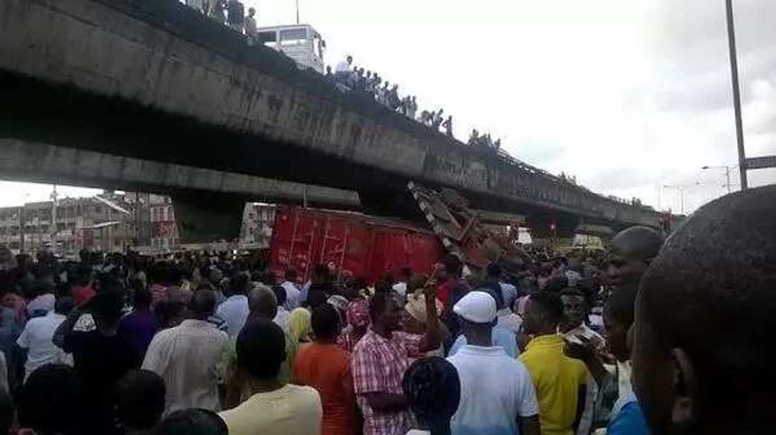 PHOTOS: Trailer Skids On Ojuelegba Bridge, Lands On Cars PHOTOS: Trailer Skids On Ojuelegba Bridge, Lands On Cars