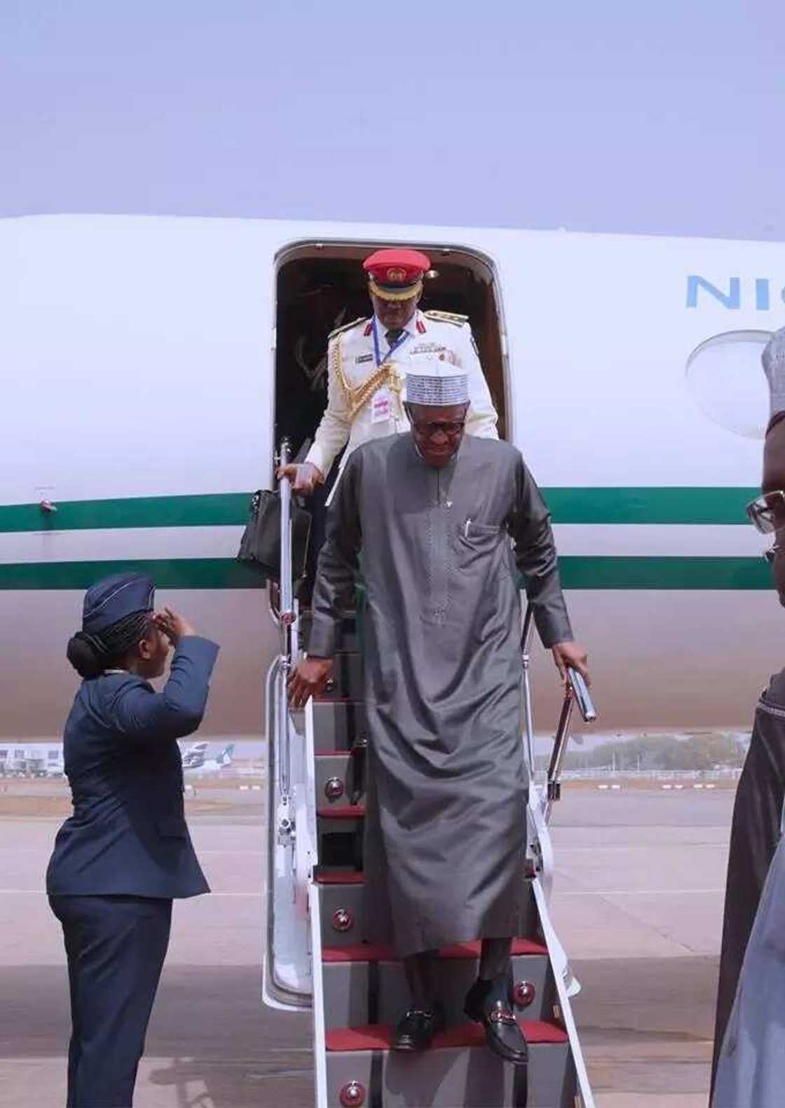 Yanzu Yanzu: Buhari ya tsaya a Landan domin a gyara masa jirgi a kuma sha masa mai