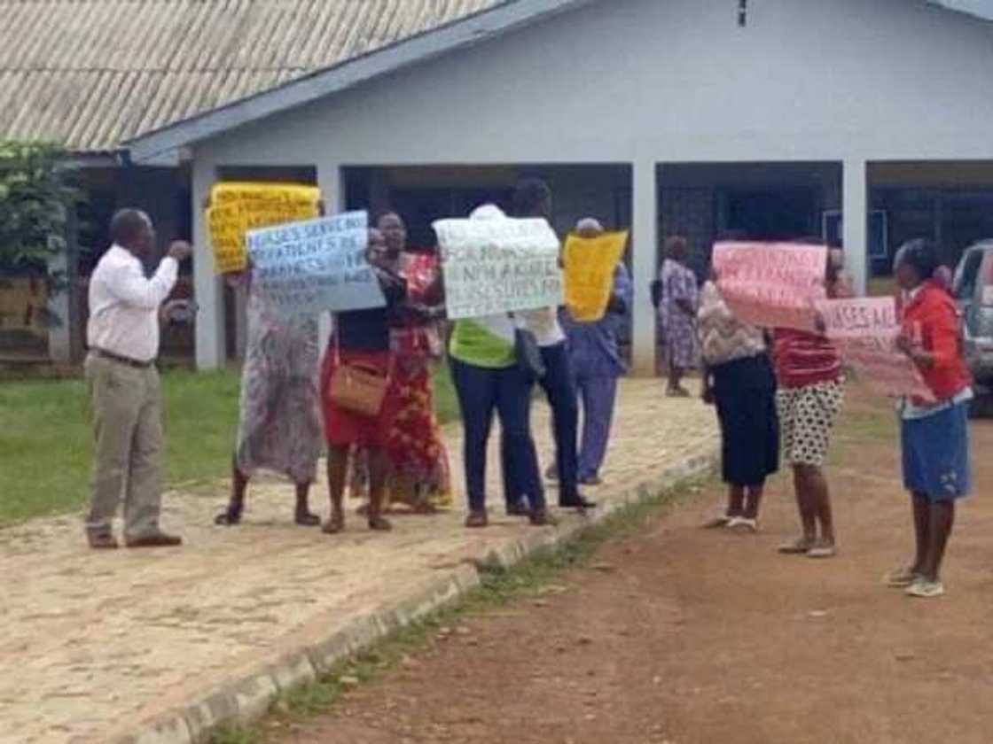 Hauka tuburan! Yadda wani taɓabbe ya lakaɗa ma Likita dukan tsiya a Asibitin mahaukta dake Ondo Hauka tuburan! Yadda wani taɓabbe ya lakaɗa ma Likita dukan tsiya a Asibitin mahaukta dake Ondo