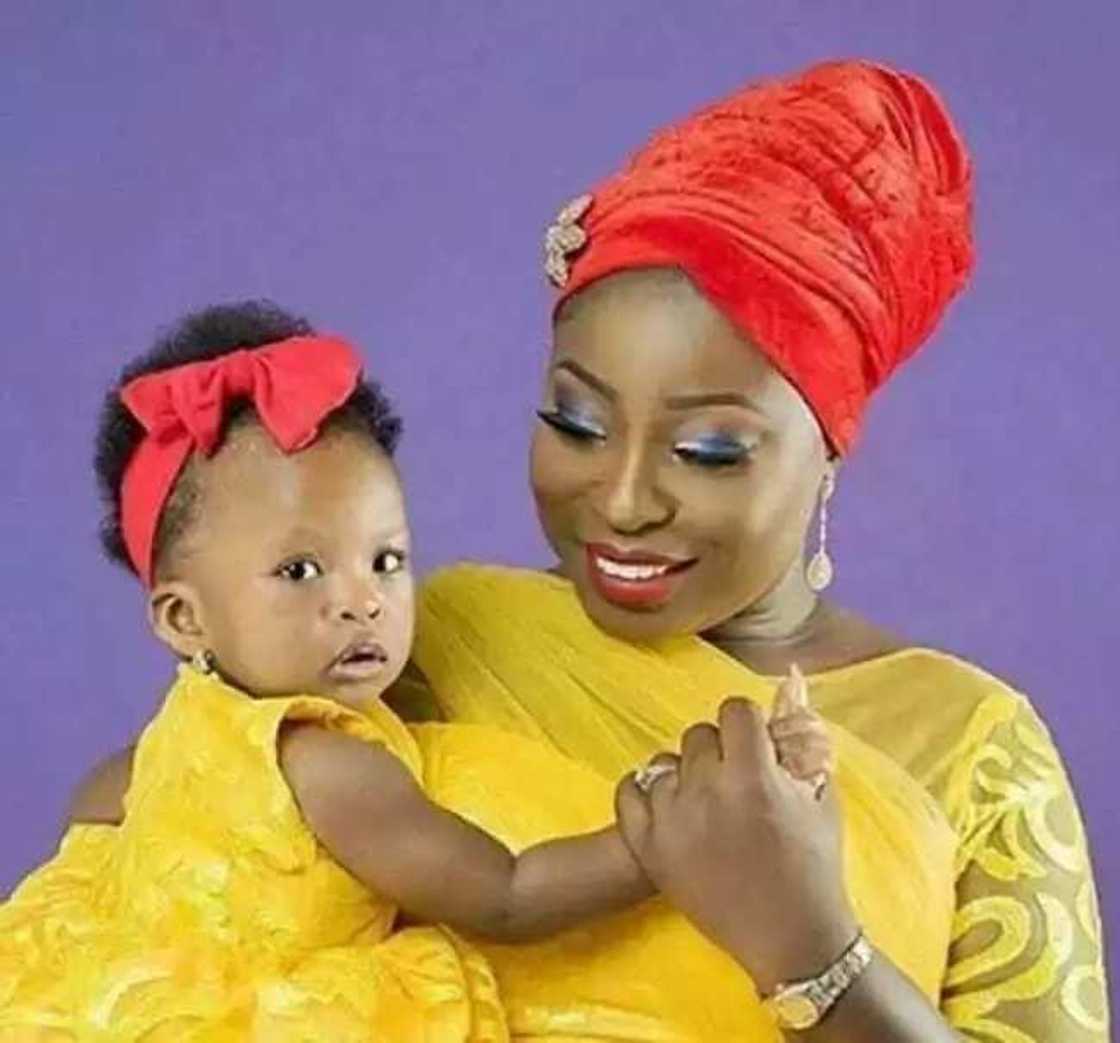 Kalli hotunan kyawawan iyaye tare da yayan su mata Kalli hotunan kyawawan iyaye tare da yayan su mata