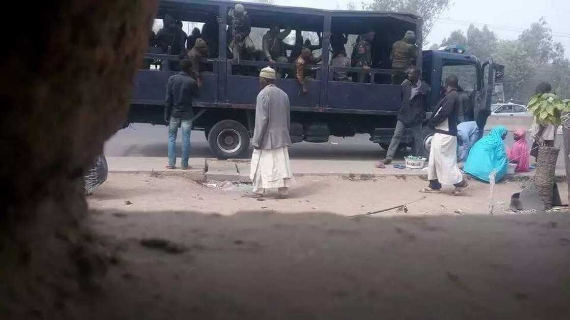 Zuwan Kwankwaso Kano: Jami'an tsaro sun soma shiga jihar domin tabbatar da taro (hotuna) Zuwan Kwankwaso Kano: Jami'an tsaro sun soma shiga jihar domin tabbatar da taro (hotuna)