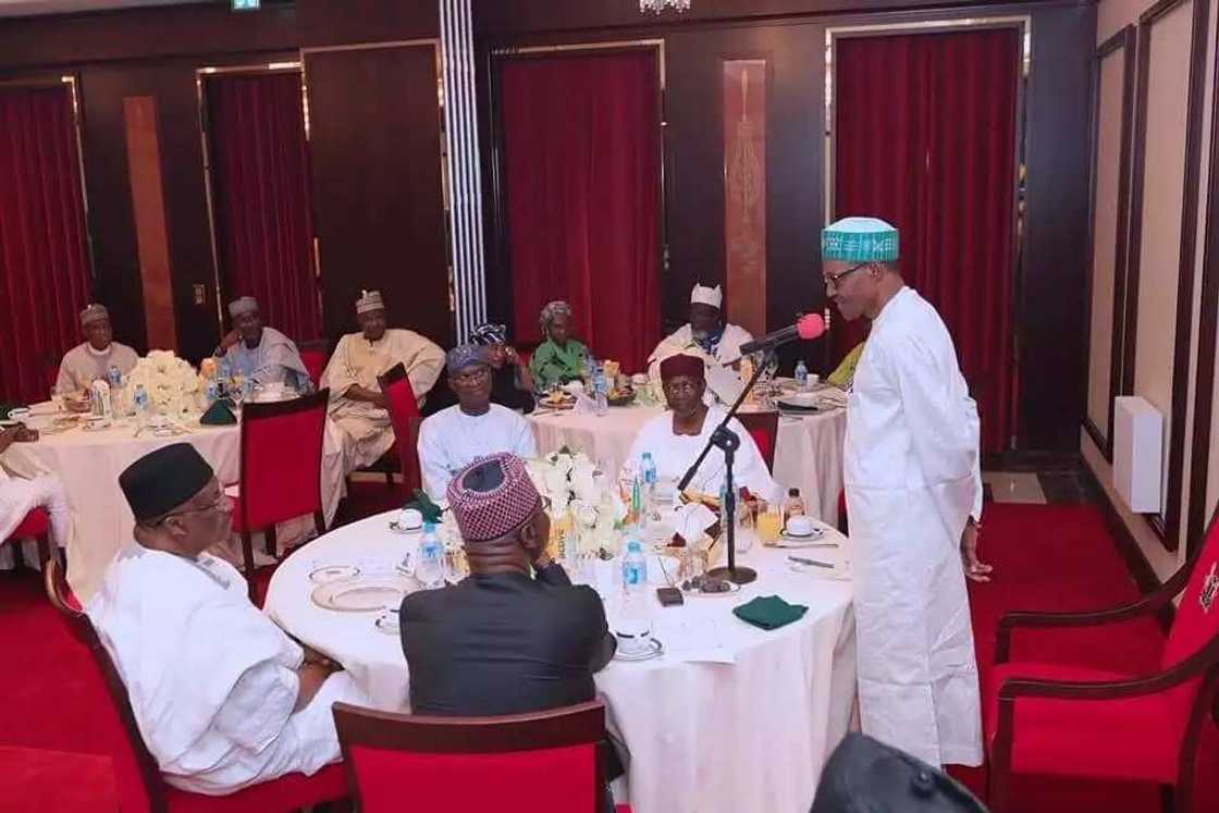Shugaba Buhari ya sha ruwa da manyan hafsoshin tsaron kasa, kalli kayatattun hotunan Shugaba Buhari ya sha ruwa da manyan hafsoshin tsaron kasa, kalli kayatattun hotunan