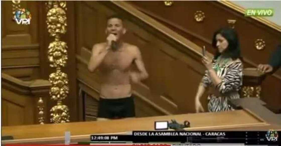 ‘Dan Majalisa a Kasar Venezuala ya tube wandon sa ana tsakiyar zama ‘Dan Majalisa a Kasar Venezuala ya tube wandon sa ana tsakiyar zama