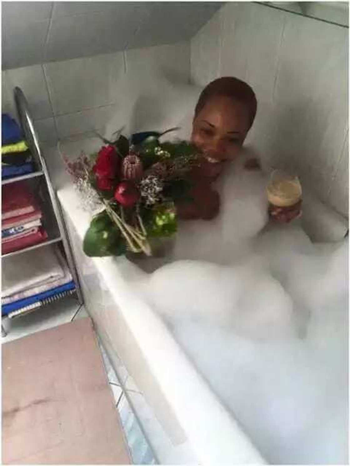 Tsohuwar yar aiki ta za mai jin dadi, bayan ta auri wani bature Tsohuwar yar aiki ta za mai jin dadi, bayan ta auri wani bature