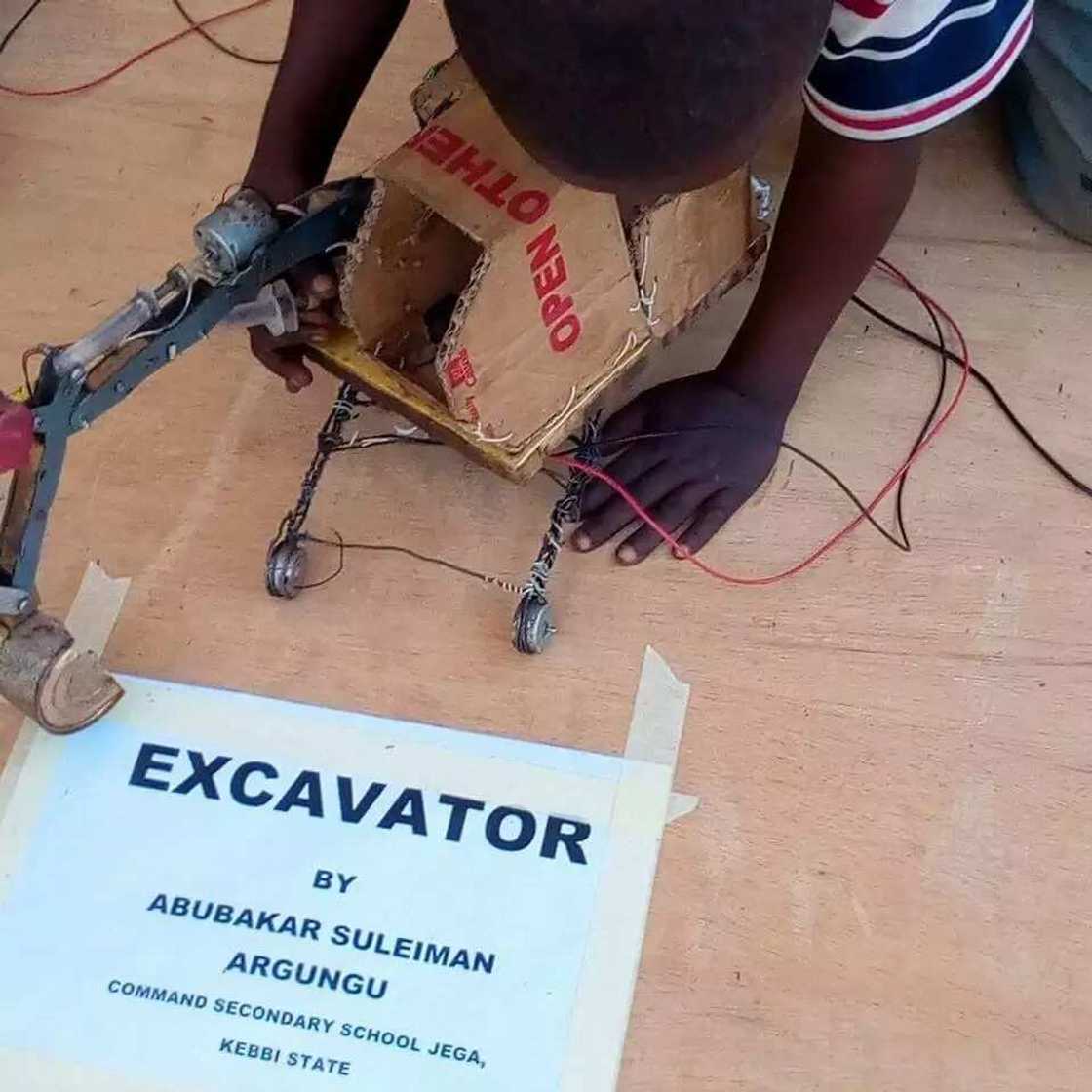 Wani Yaro mai shekaru 11 ya baje kolin basirarsa ne ƙere-ƙere a jihar Kebbi (Hotuna) Wani Yaro mai shekaru 11 ya baje kolin basirarsa ne ƙere-ƙere a jihar Kebbi (Hotuna)