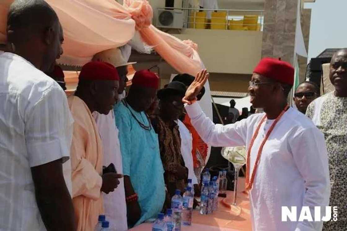 Gwamnan Delta ya ba Shugaba Buhari zabi 2 game da dukiyar satar Ibori da ya lakume Gwamnan Delta ya ba Shugaba Buhari zabi 2 game da dukiyar satar Ibori da ya lakume