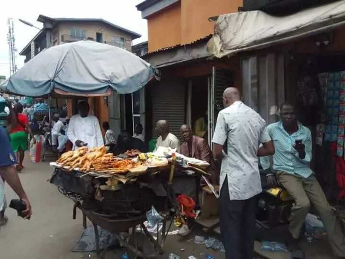 Aba: Hausawa mazaunar Aba sun koma bakin kasuwancin su bayan arangama tsakanin IPOB da sojoji (Hotuna) Aba: Hausawa mazaunar Aba sun koma bakin kasuwancin su bayan arangama tsakanin IPOB da sojoji (Hotuna)