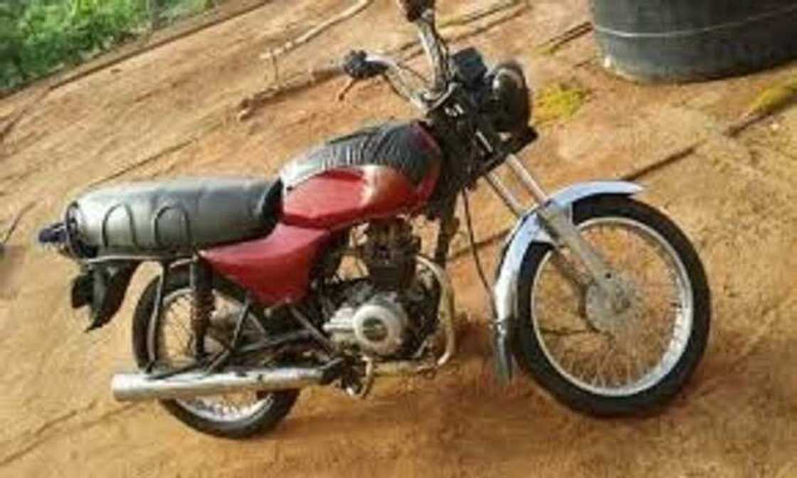 Yadda Korarren Gandiroba da wata Mata suke hada baki wajen kwacewa Mutune Babura Yadda Korarren Gandiroba da wata Mata suke hada baki wajen kwacewa Mutune Babura