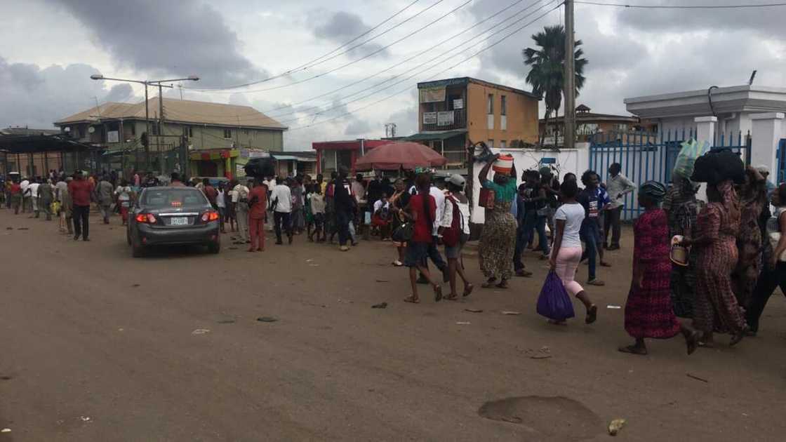 Yanzu Yanzu: Jama’ar Lagas na tafiyar kafa tsawon mita da dama yayinda aka fara yajin aiki (hoto bidiyo) Yanzu Yanzu: Jama’ar Lagas na tafiyar kafa tsawon mita da dama yayinda aka fara yajin aiki (hoto bidiyo)