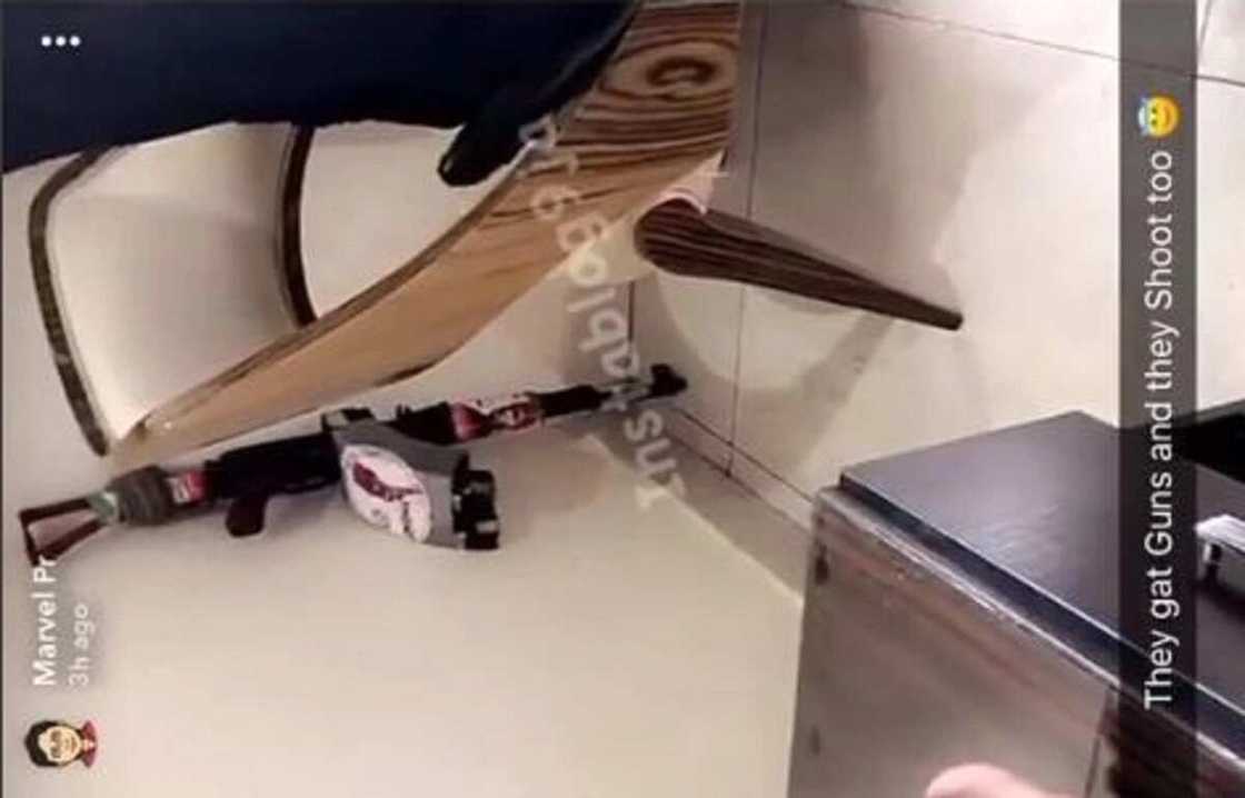 Mai dokar bacci: Kalli hotuna da Bidiyon wasu ‘Yan sandan SARS na shan wiwi da giya Mai dokar bacci: Kalli hotuna da Bidiyon wasu ‘Yan sandan SARS na shan wiwi da giya