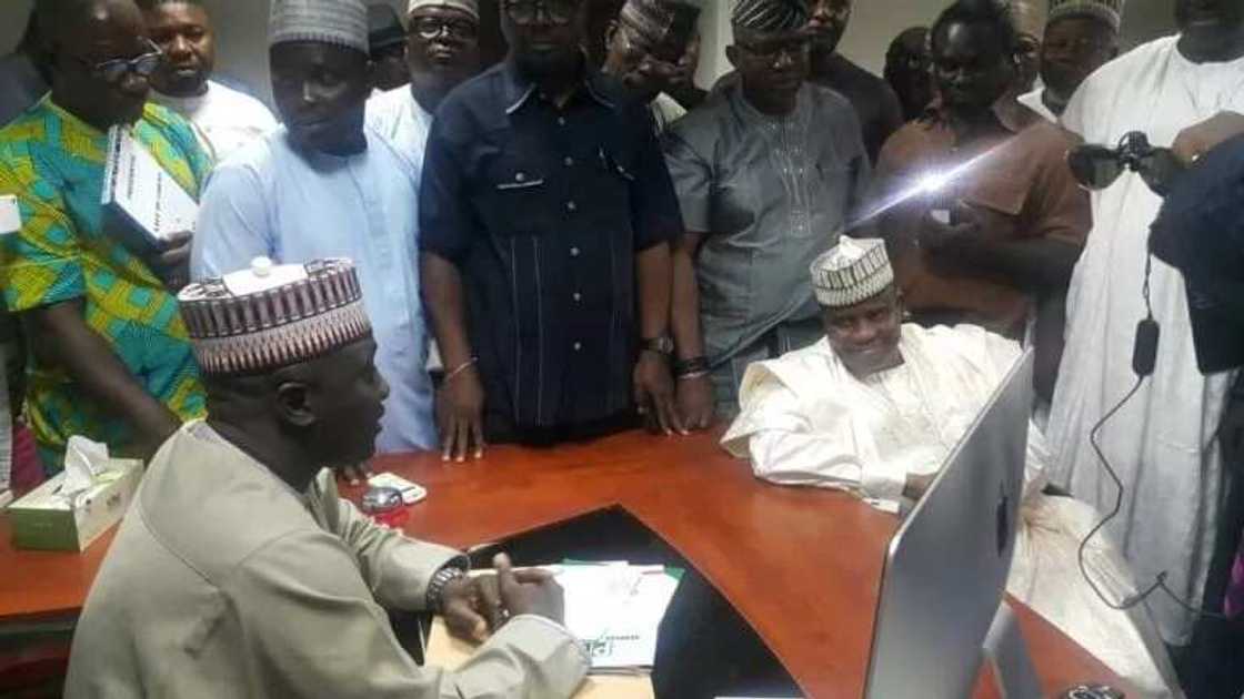 Tambuwal Begs CBN not to Demand $2.1bn States’ Debts Payment Tambuwal Begs CBN not to Demand $2.1bn States’ Debts Payment