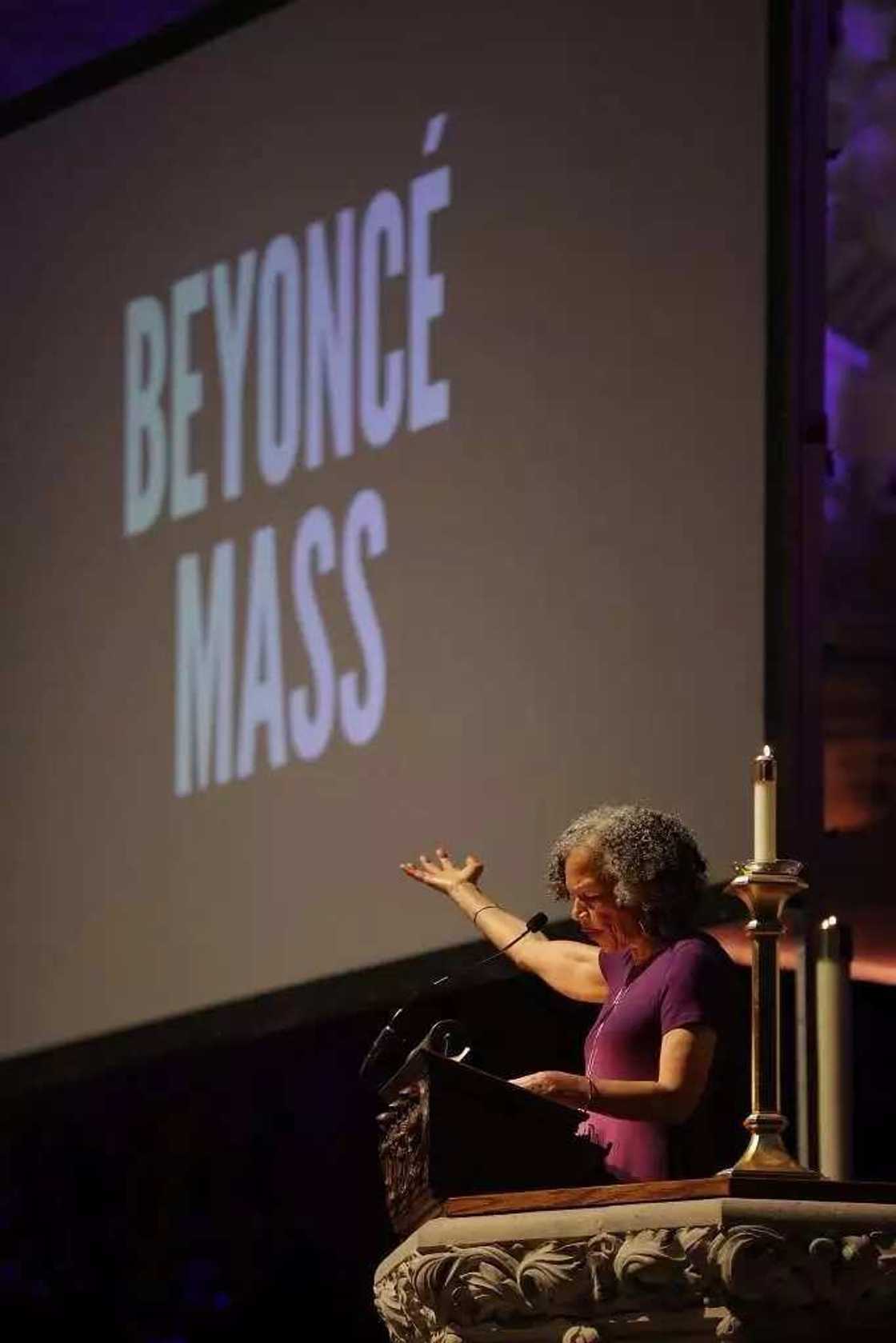 Beyoncé Mass draws faithful crowd of over 1000 Beyoncé Mass draws faithful crowd of over 1000