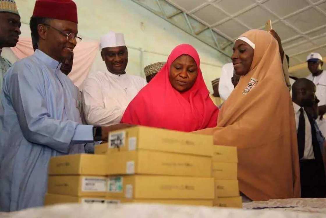 Gwamnan yayin rabawa daliban na'urori Gwamnan yayin rabawa daliban na'urori