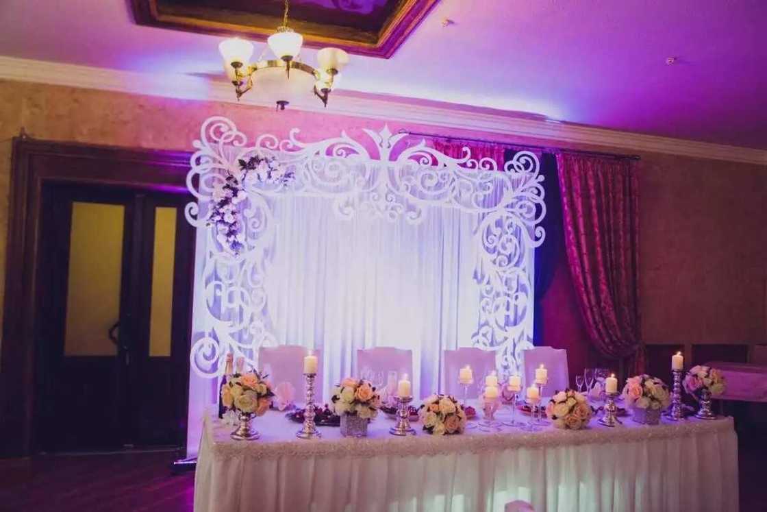 Posh wedding hall decoration idea